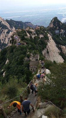 Huashan Grottoes: A Journey Through Millennia and Mountainous Majesty!