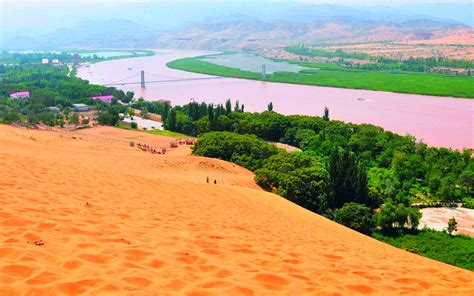 Shapotou Scenic Area: A Desert Oasis Beckoning Adventurers and History Enthusiasts!